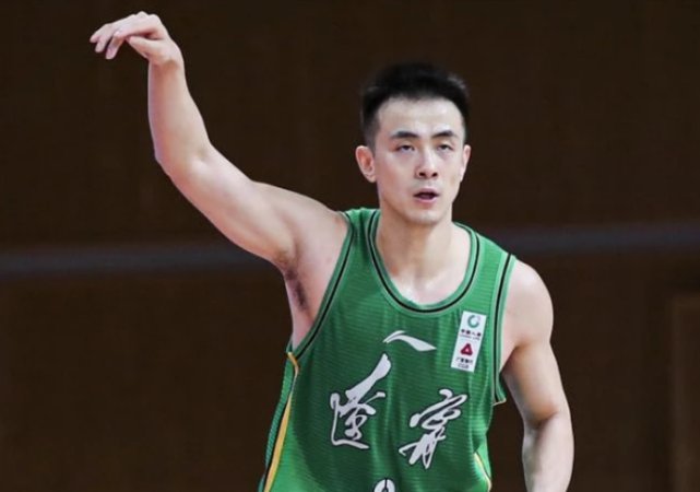 九游真人娱乐 -包含里昂训练开放日，官宣日绝杀压哨引观众欢呼，CBA季后赛在即，年轻球员获得机会的词条