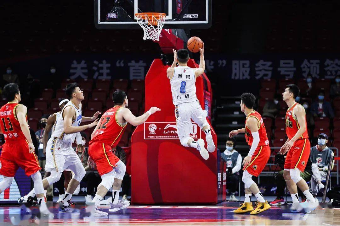 包含里昂训练开放日，官宣日绝杀压哨引观众欢呼，CBA季后赛在即，年轻球员获得机会的词条