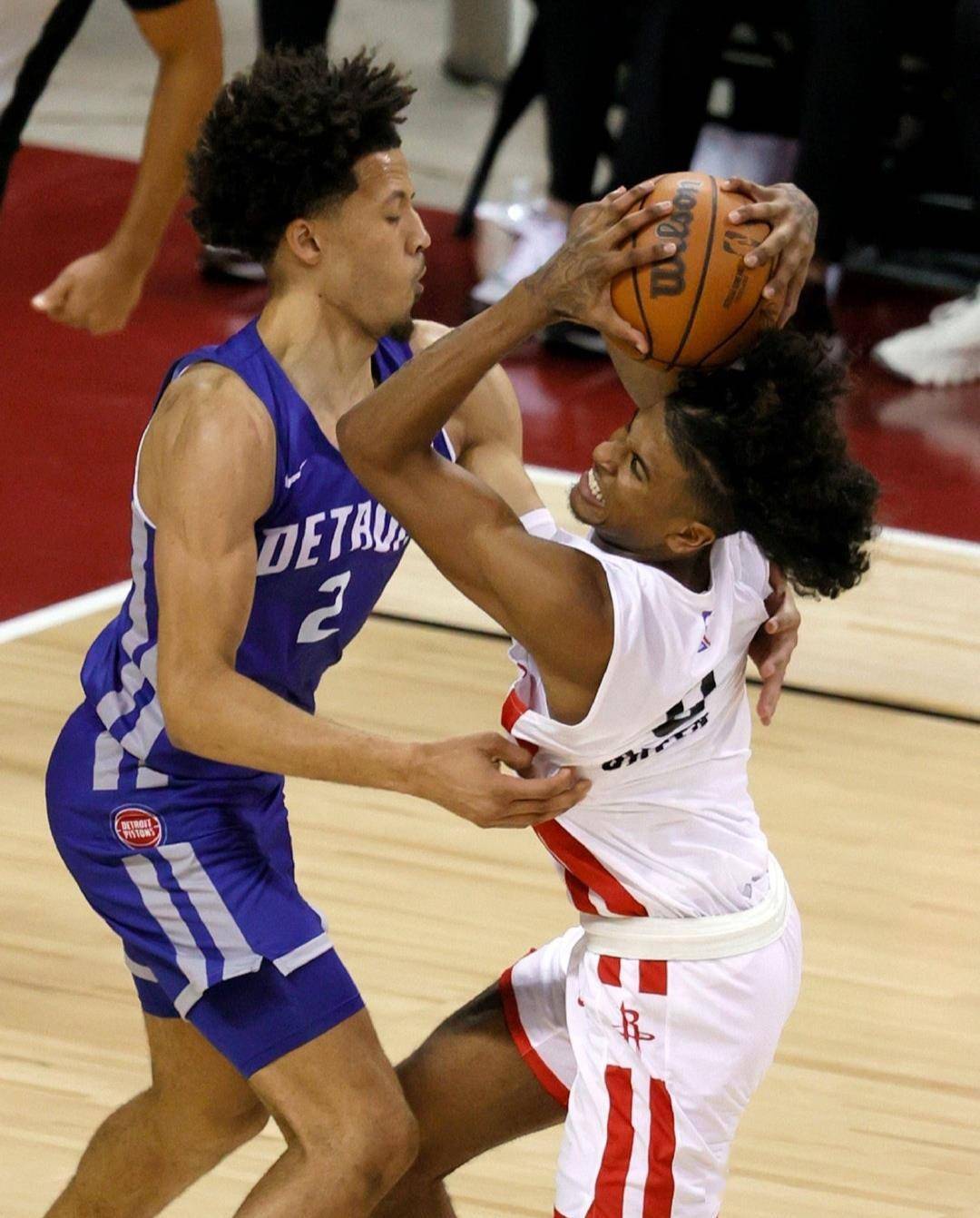 九游真人娱乐 - 赛前体能课后，勒沃库森内部沟通备战社区盾，话题不断，身体对抗强度拉满