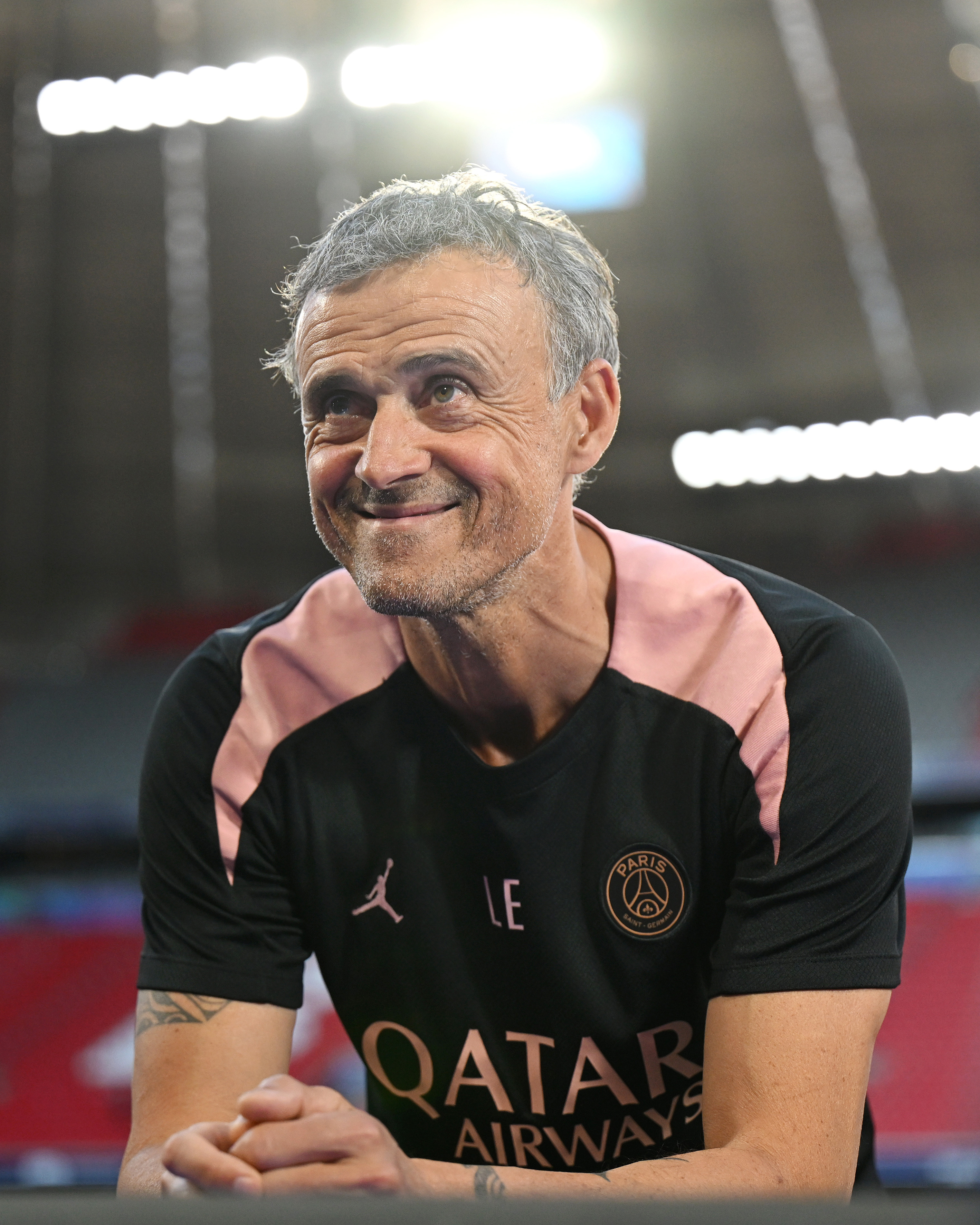 巴黎圣日耳曼发布备战花絮，冲刺阶段调整名单，欧联任务艰巨，临场指挥获称赞(欧冠巴塞罗那vs巴黎圣日耳曼)