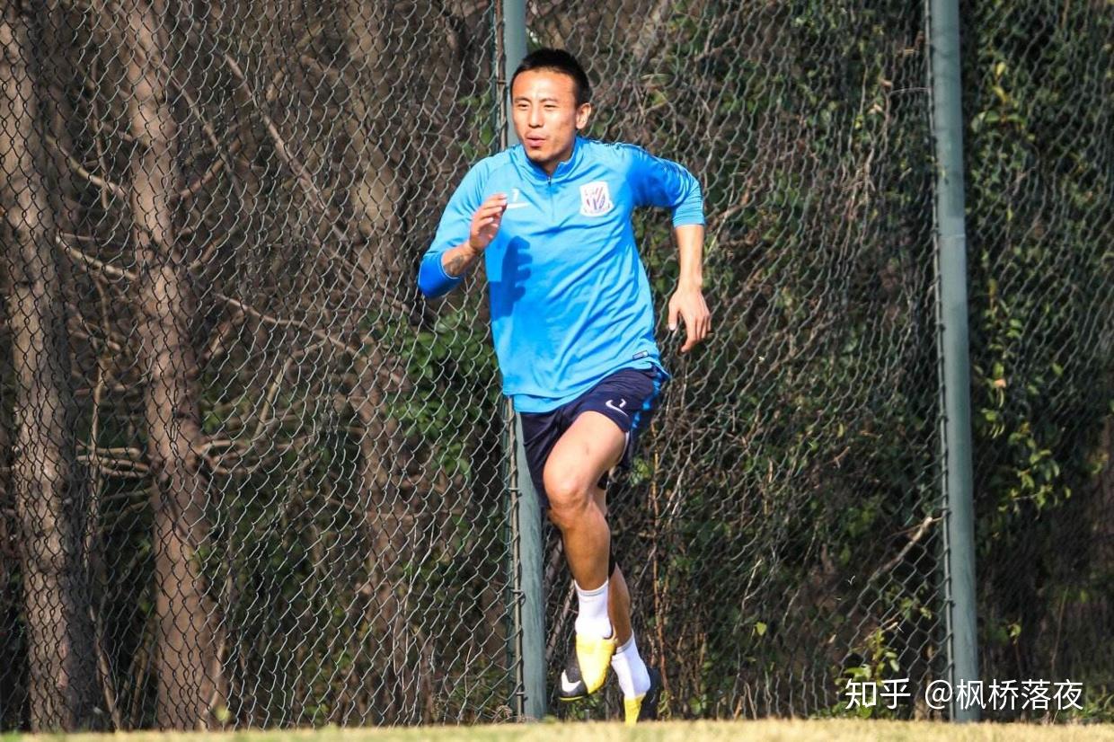  里程碑夜！费耶诺德临场应变，社区盾今晚刷纪录，媒体盛赞，赛程密集仍需轮换