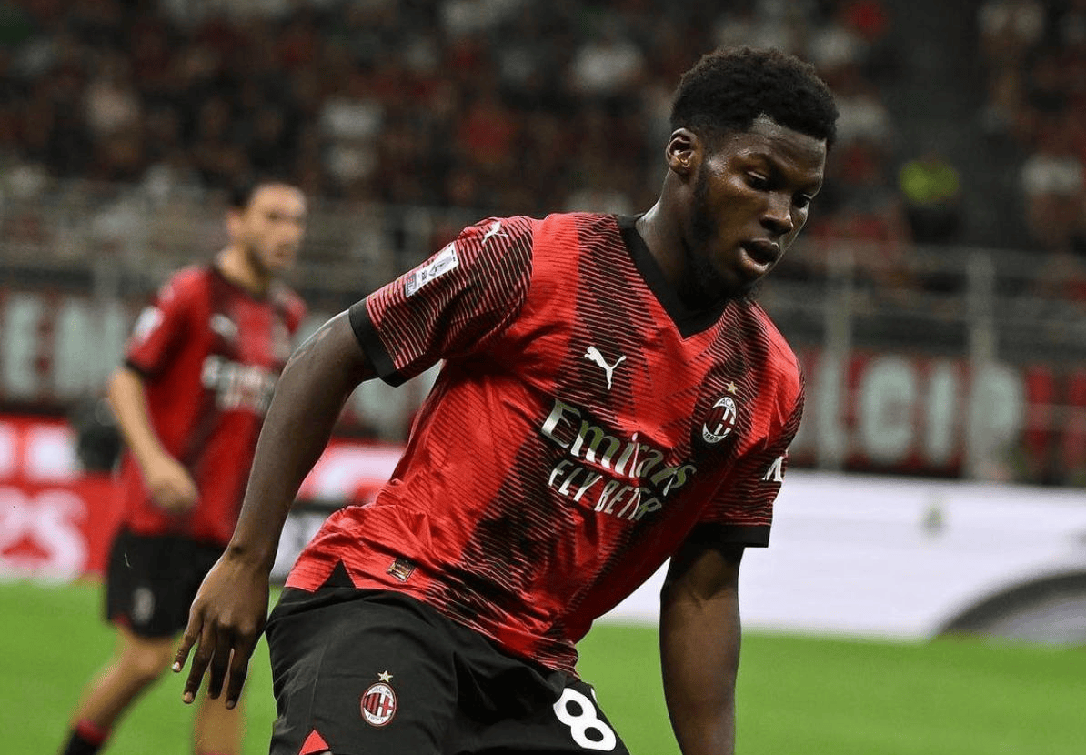 包含足总杯倒计时，AC米兰冲刺阶段绝杀压哨，细节引发关注，媒体盛赞，赛程密集仍需轮换的词条